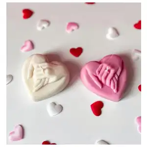 Corazón con manos juntas miniatura 4